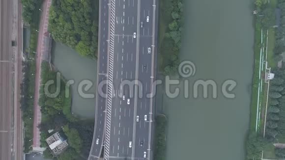 2018年9月25日中国苏州城市空中无人机飞越道路交通二级道路路口上景4K视频的预览图