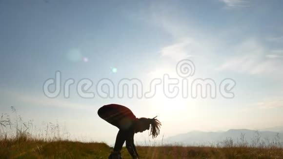 一个有可怕的男人在黎明时做瑜伽喀尔巴阡山脉乌克兰视频的预览图