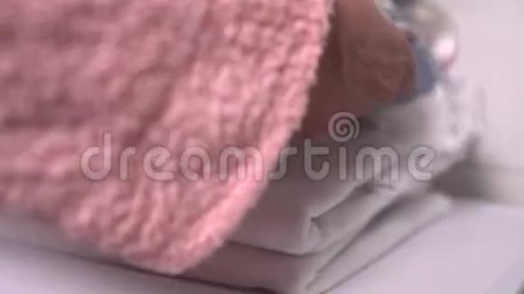 穿着粉色长袍的女人洗得干干净净视频的预览图