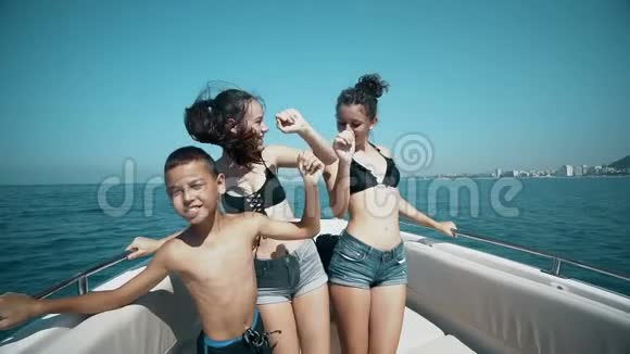 年轻的朋友在豪华游艇上嬉戏跳舞视频的预览图