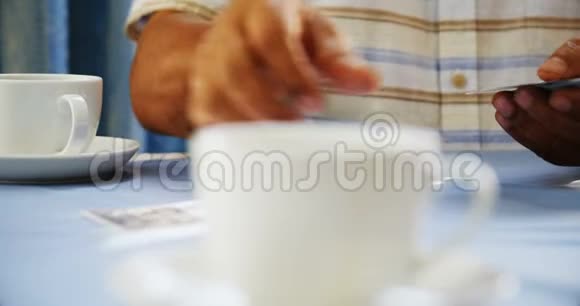 中段高级男子在桌子4k上布置卡片视频的预览图