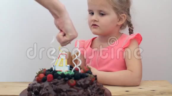 年轻女孩在看蛋糕视频的预览图