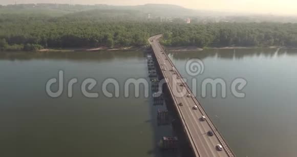 空中观景在一个阳光明媚的日子里小城市里有交通在河上的桥4K视频的预览图