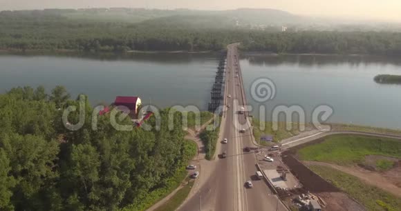 空中观景在一个阳光明媚的日子里小城市里有交通在河上的桥4K视频的预览图