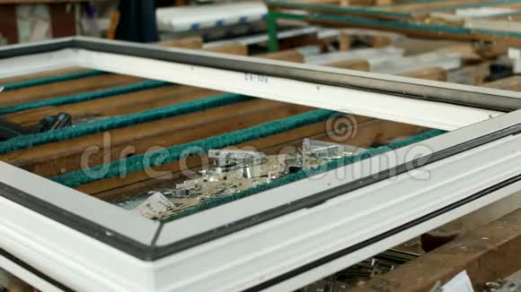 生产PVC窗户桌子上放置PVC窗户和螺丝刀的螺丝和窗帘制造框架视频的预览图
