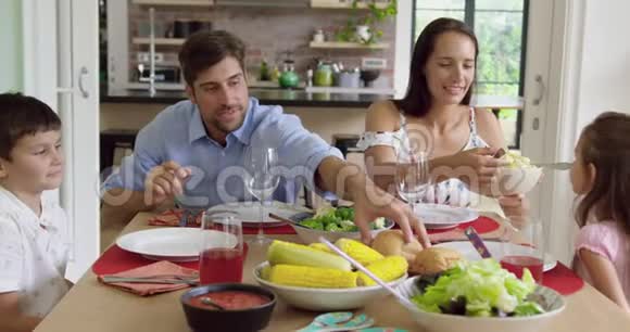 一家人一起在家吃饭4k视频的预览图