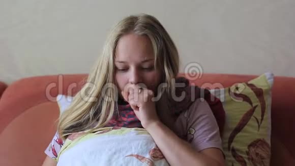 年轻女孩得了流感看着体温计视频的预览图