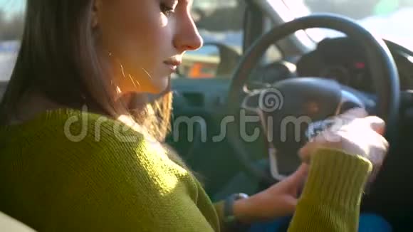 女人开车前坐在车内喝咖啡系好汽车安全带视频的预览图