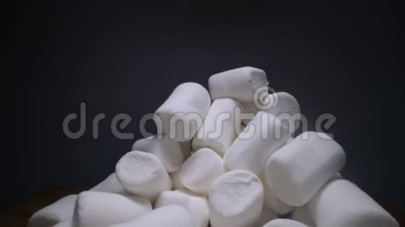 一堆又甜又软的棉花糖深色背景的美味白色糖果快餐视频的预览图