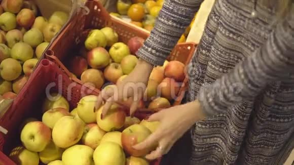 在水果蔬菜超市选择苹果的女人的手视频的预览图