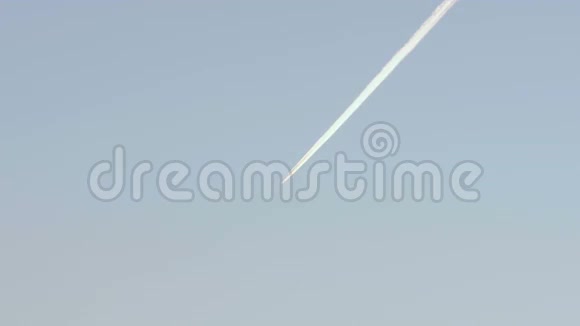 日落时的飞机轨迹视频的预览图