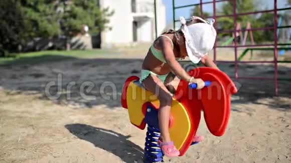 儿童骑玩具马视频的预览图