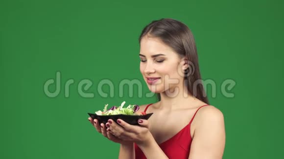 美丽快乐的健康女人闻着美味的沙拉开心地笑着视频的预览图