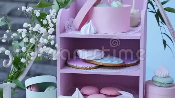 婚礼糖果棒装饰着糖果和鲜花的桌子烘焙食品视频的预览图