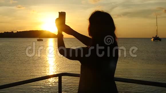 迷人的年轻女子在海上巡航期间在美丽的夕阳下自拍动作缓慢泰国1920x1080视频的预览图
