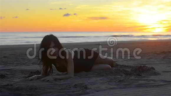 在日落时分性感的女人正在沙滩上享受乐趣视频的预览图