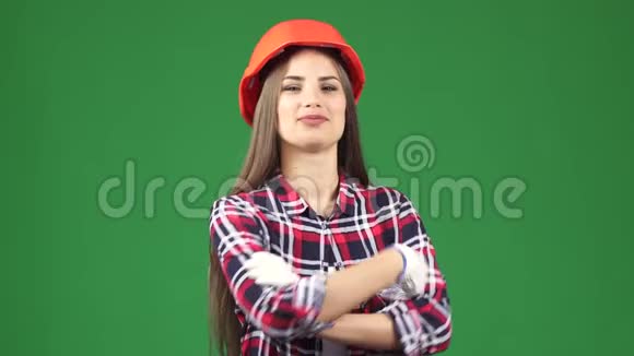 戴着安全帽的漂亮女建筑工人自信地对着镜头微笑视频的预览图