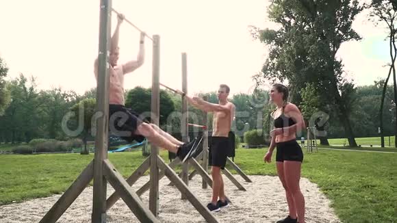 男子和女子在横杠上做各种体重运动视频的预览图