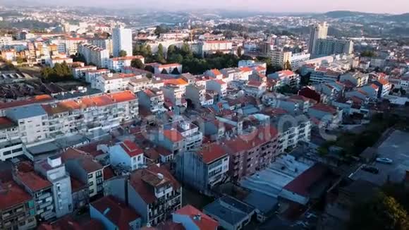 飞过葡萄牙波尔图市的屋顶旅行视频的预览图