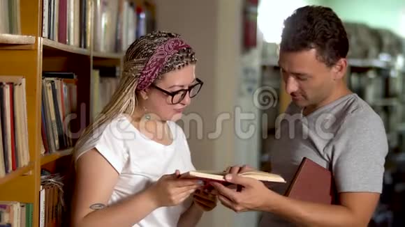 他和那个女孩在图书馆聊天视频的预览图