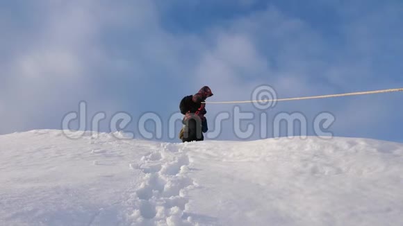 旅行者从雪山上用绳子下来登山队员在冬天从山上下来绳子协调良好视频的预览图