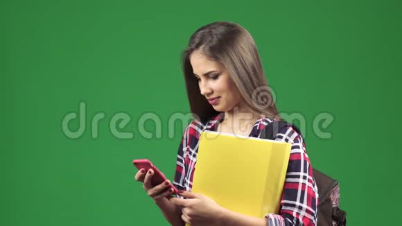 漂亮的年轻女学生用她的智能手机对着相机微笑视频的预览图