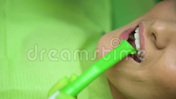 牙齿漂白后的牙科冲洗牙齿护理关闭视频的预览图