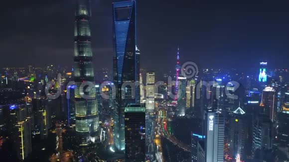 中国上海2017年5月5日航空无人机视频夜间照明著名浦东城市景观视频的预览图