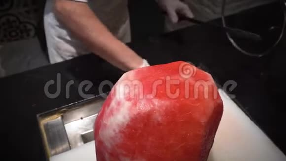 餐馆的厨师切一个大红西瓜视频的预览图