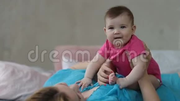 兴奋婴儿在床上大笑的肖像视频的预览图