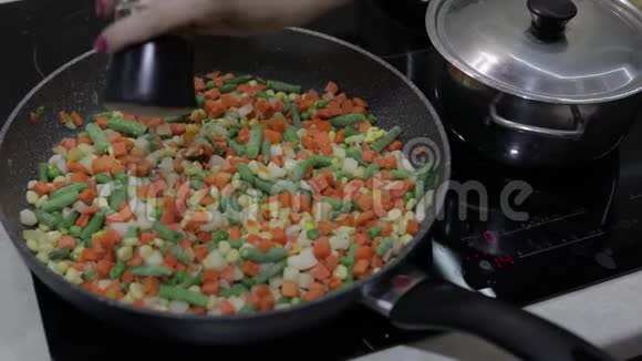 盘炒餐的美味芦笋辣椒玉米和胡萝卜素食视频的预览图