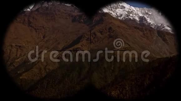 尼泊尔喜马拉雅山脉的安纳普尔纳山脉是通过望远镜看到的徒步旅行登山和徒步旅行视频的预览图