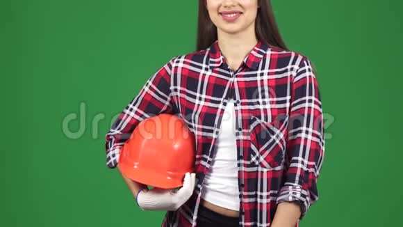 一个微笑着的女工程师的镜头被打断了她把戴帽子举起来视频的预览图