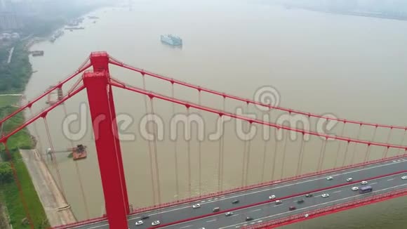 中国武汉2017年5月2日空中无人机视频红色悬索桥交通流过视频的预览图