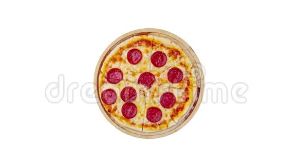 在白色背景上隔离的木架上旋转NL叠纪意大利香肠比萨饼顶部视图视频的预览图