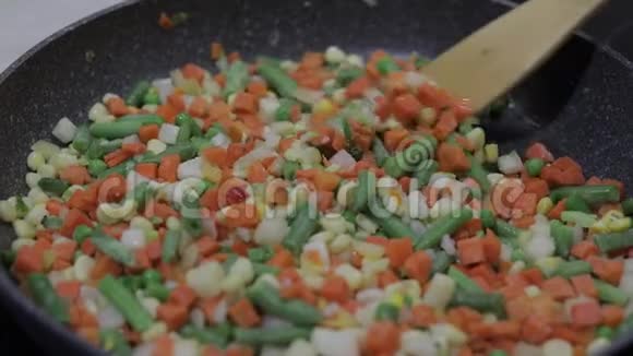 盘炒餐的美味芦笋辣椒玉米和胡萝卜素食视频的预览图