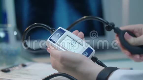 血压监测仪高血压概念血压检查设备视频的预览图