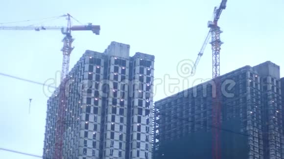 建造摩天大楼有起重机和建筑物的建筑工地视频的预览图
