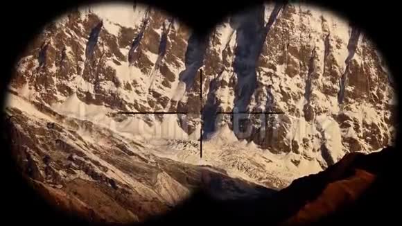 尼泊尔喜马拉雅山脉中的安纳普尔纳山脉通过望远镜看到徒步旅行登山和旅行视频的预览图