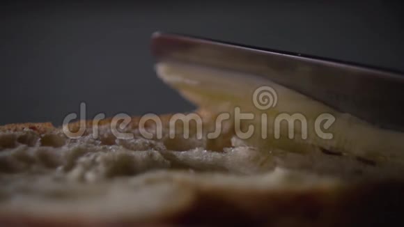 黄油涂在面包上视频的预览图