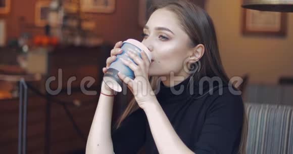 可爱的女人摆着咖啡视频的预览图