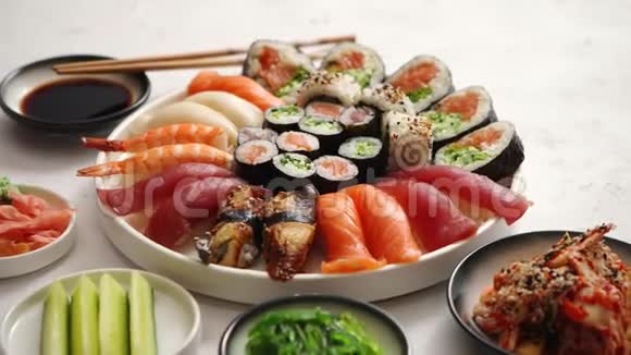 放置在圆形陶瓷盘子里的各种寿司卷视频的预览图
