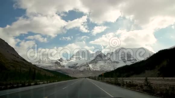以落基山脉为背景的冬季山路加拿大艾伯塔省2019年10月视频的预览图