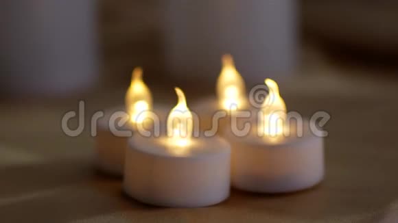 电动蜡烛在桌子上视频的预览图