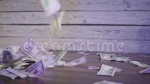 美元钞票的钞票散落在空中的木地板和墙壁上的背景朱门视频的预览图