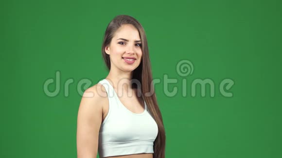 漂亮的交叉女运动员微笑着竖起大拇指手里拿着跳绳视频的预览图