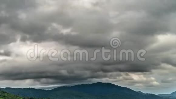 泰国热带岛屿上空雷云笼罩灰雨天空的时间视频的预览图