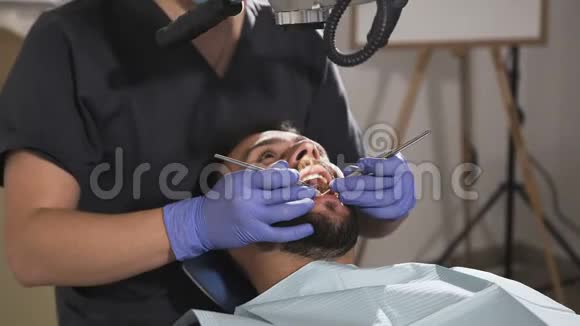牙医用镜子病人检查牙齿牙科器械视频的预览图