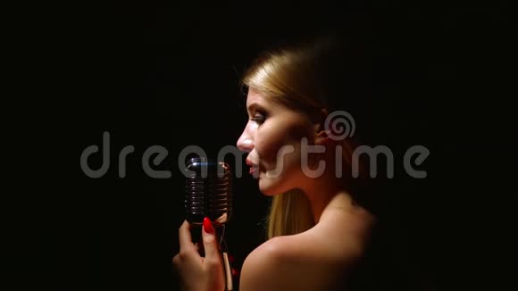 歌手背对着观众站着唱歌黑色背景视频的预览图