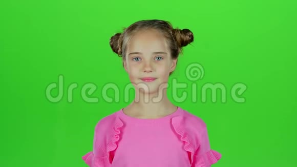 小女孩竖起大拇指做鬼脸绿色屏幕慢动作视频的预览图